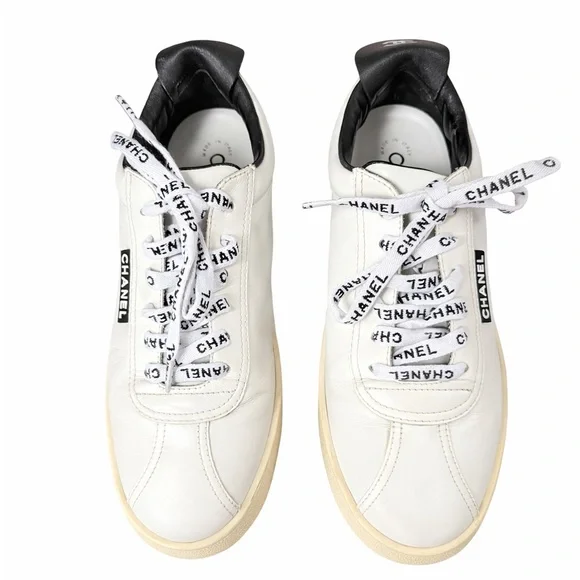 Chanel Leather Sneakers Size: EU 37
Color: White with cream sole
Made in Italy - Picture 1 of 7